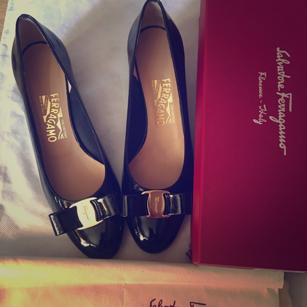 Salvatore Ferragamo Vara Bow Black Leather Pump 8B